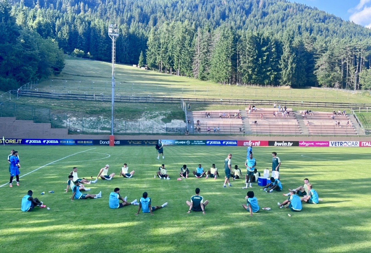 Folgaria 2025, Hellas Verona, piscina al mattino e lavoro in campo nel pomeriggio