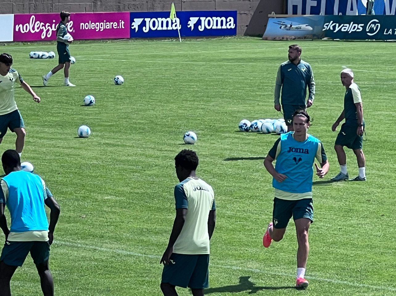 Folgaria 2025, l’Hellas Verona incontra i tifosi questa sera in piazza Marconi