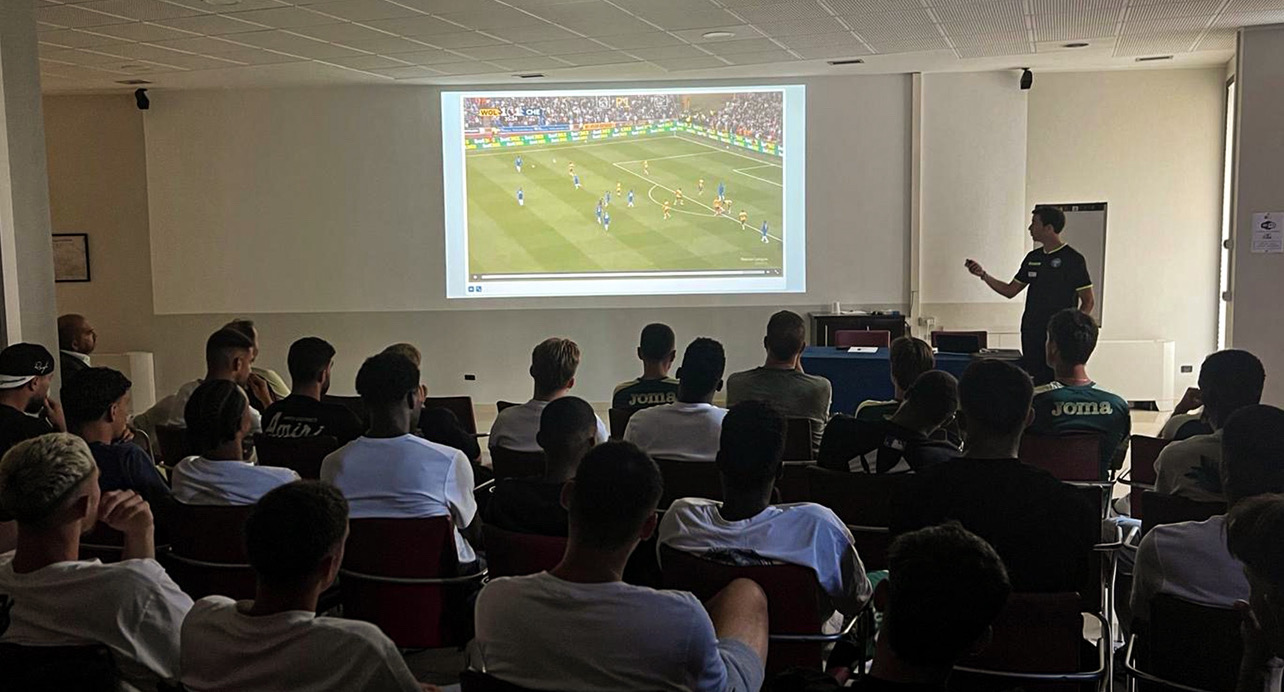 L’Hellas Verona incontra gli arbitri