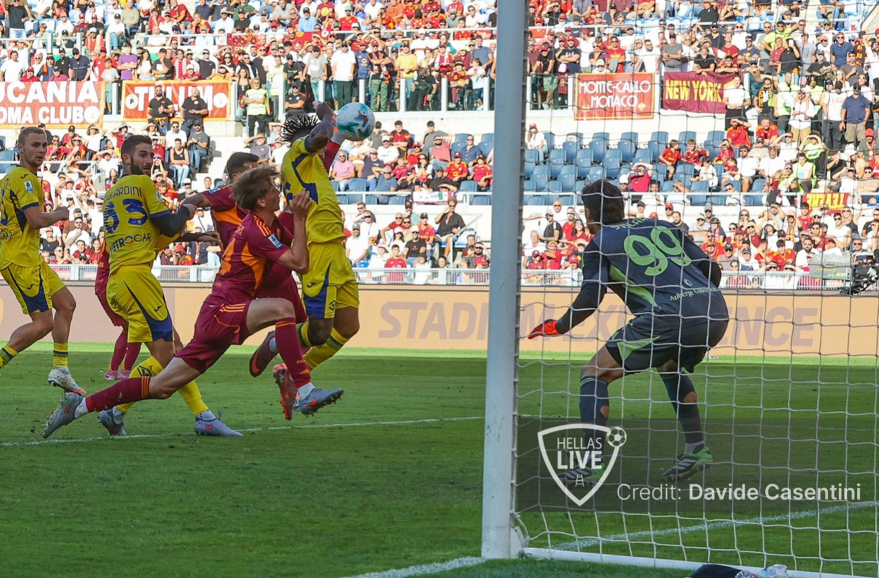 Moviola La Gazzetta dello Sport, Roma-Hellas Verona 2-0. Akpa Akpro graziato, Orban-gol nel finale: c'è il tocco di mano