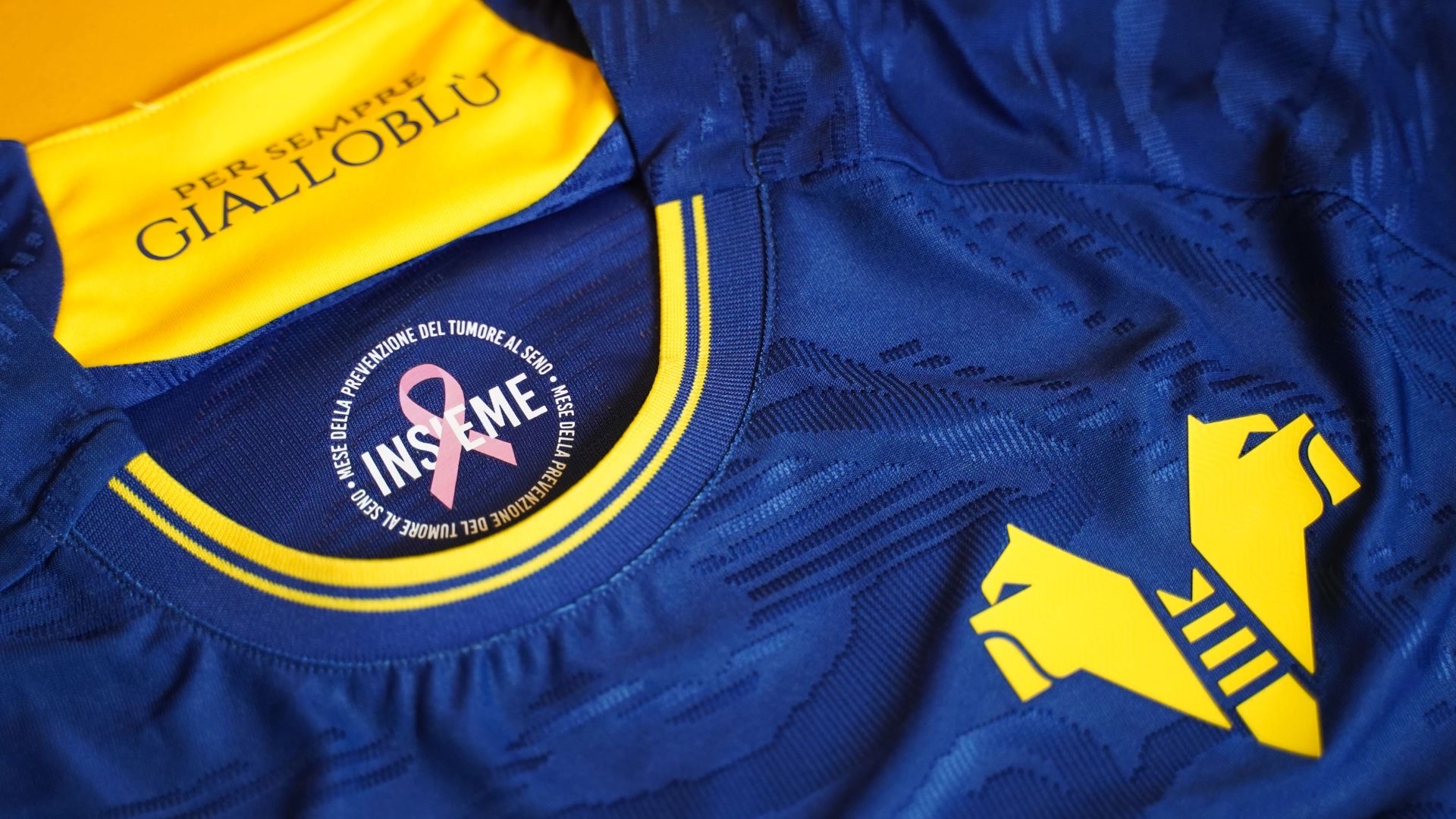 Hellas Verona-Cagliari, all’asta le maglie dei gialloblù per la prevenzione del tumore al seno