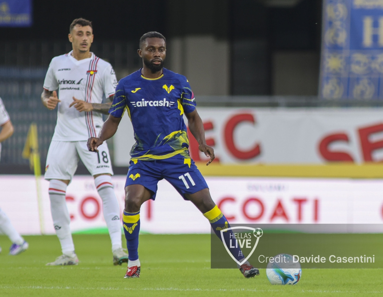 Ultim’ora. Como-Hellas Verona, infortunio per Akpa-Akpro durante il riscaldamento