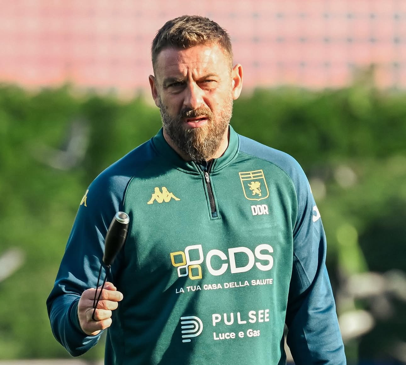 Genoa, De Rossi: “Chi pensa che sarà una passeggiata contro il Verona, ultimo in classifica, si sbaglia di brutto”