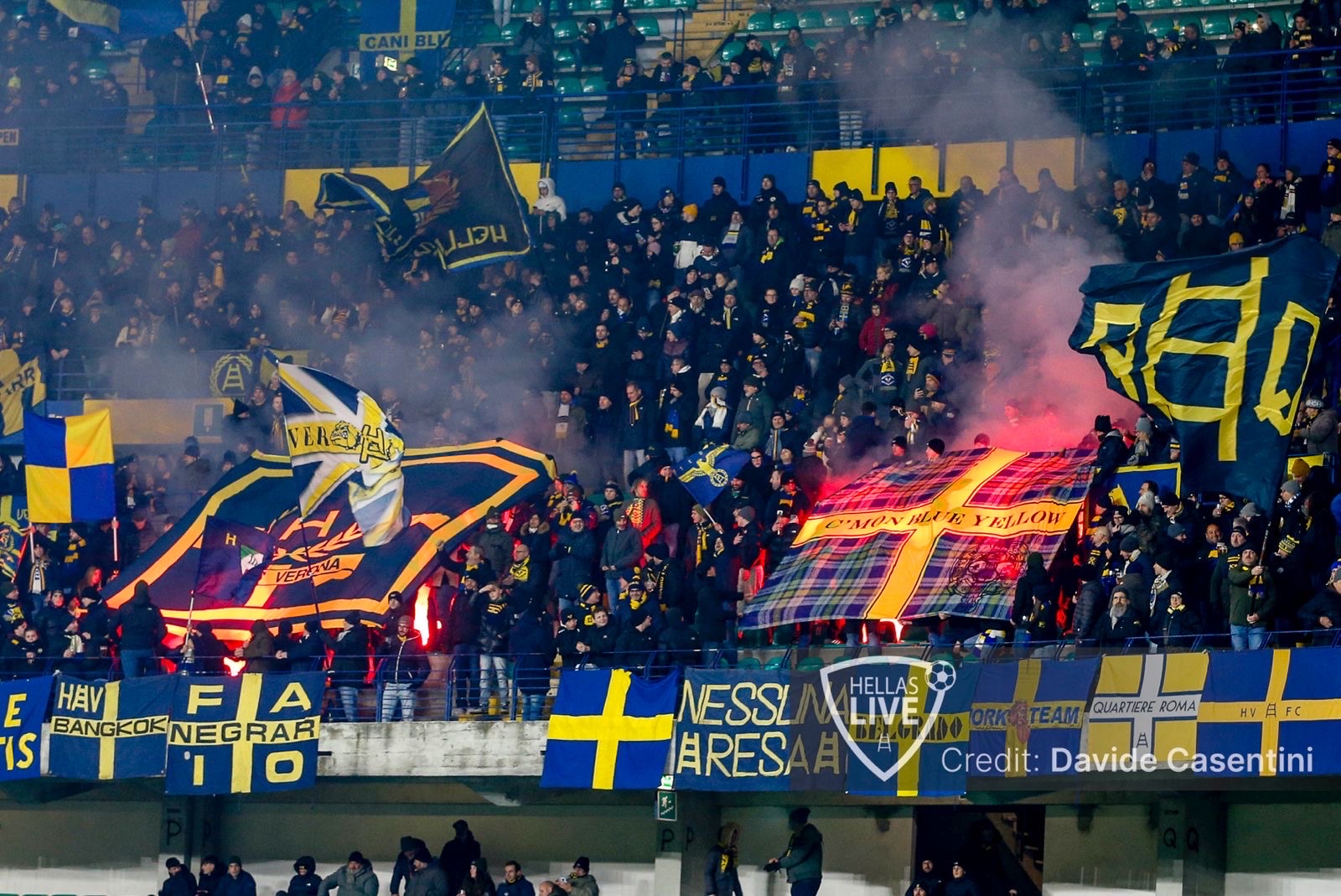 Hellas Verona, multa di 4.000 euro per lancio di bottigliette di plastica e una in vetro nel recinto di giuoco
