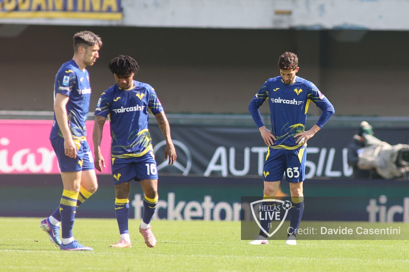 Pagelle gialloblù. Hellas Verona-Genoa 0-2