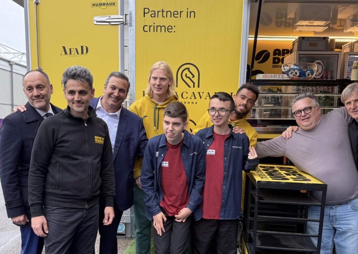 Vinitaly 2026. Il saluto dell’Hellas Verona a Ape’n Down