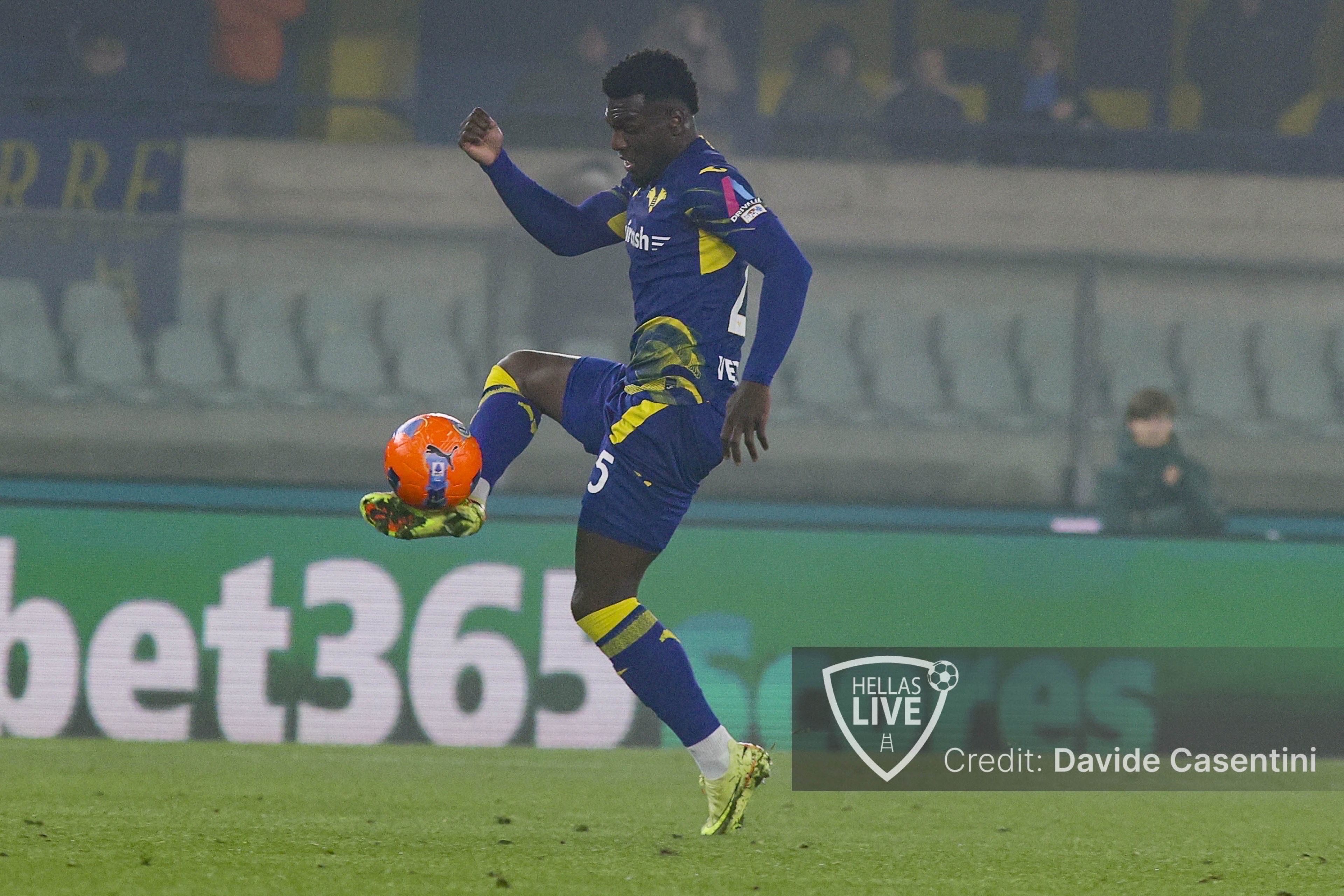 Hellas Verona, rottura del menisco esterno per Mosquera. Lunedì l’intervento