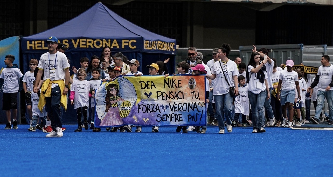 Hellas Verona-Como, all’intervallo protagonisti al Bentegodi i giovani del Progetto Scuola 25/26