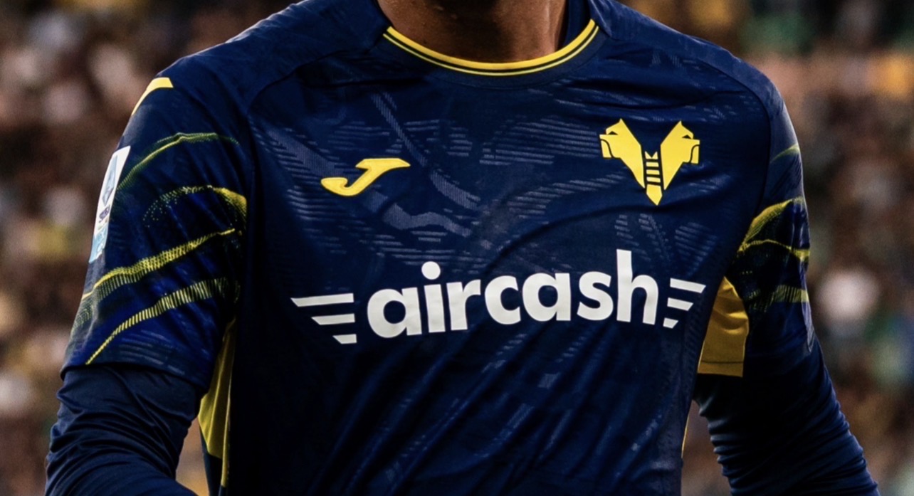 Hellas Verona Foundation, all’asta le maglie dei gialloblù di Hellas Verona-Roma a favore della Fondazione Colangiocarcinoma ETS