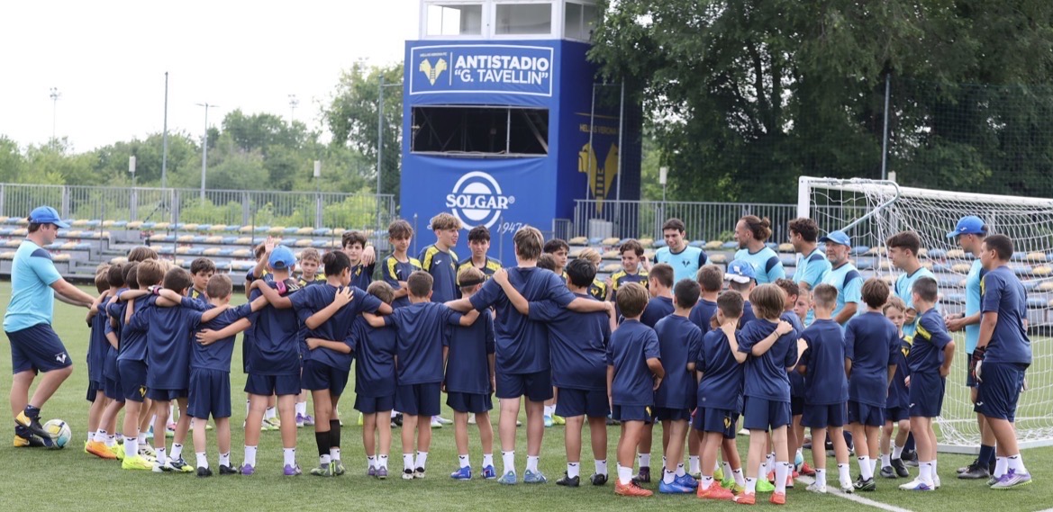 Hellas Verona Summer Camp: grazie a Fondazione BPV e Caritas Verona iscrizione pagata a 14 giovani in difficoltà