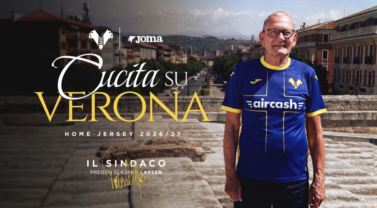 Hellas Verona, la prima maglia della stagione 2026/27. Testimonial Preben Elkjaer Larsen