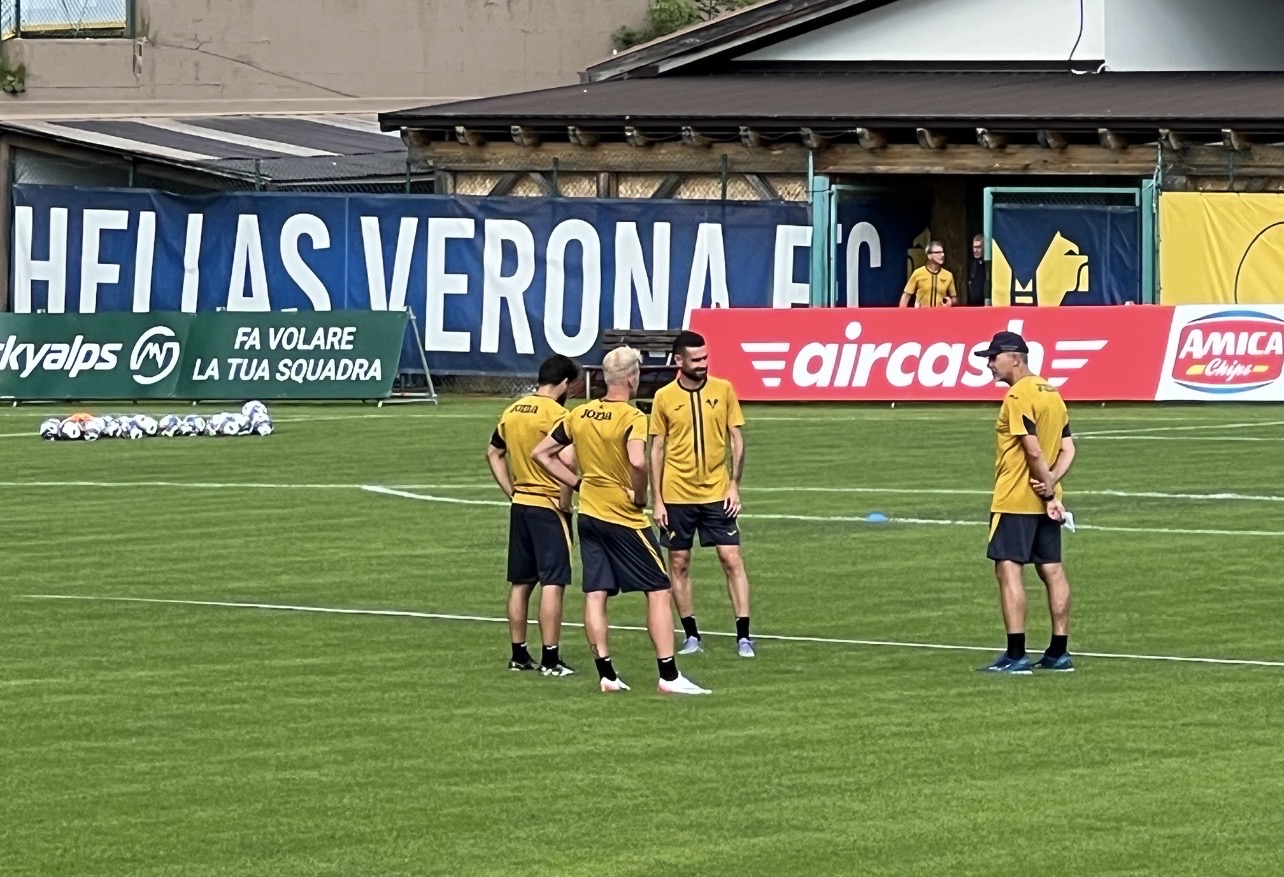 Folgaria 2026, Hellas Verona: al via il quarto giorno di ritiro. Il nuovo gialloblù Bega si presenta
