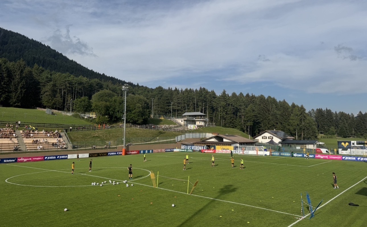 Folgaria 2026, Hellas Verona: allenamento al mattino, ore 17:30 amichevole contro Rovereto. Ingresso libero