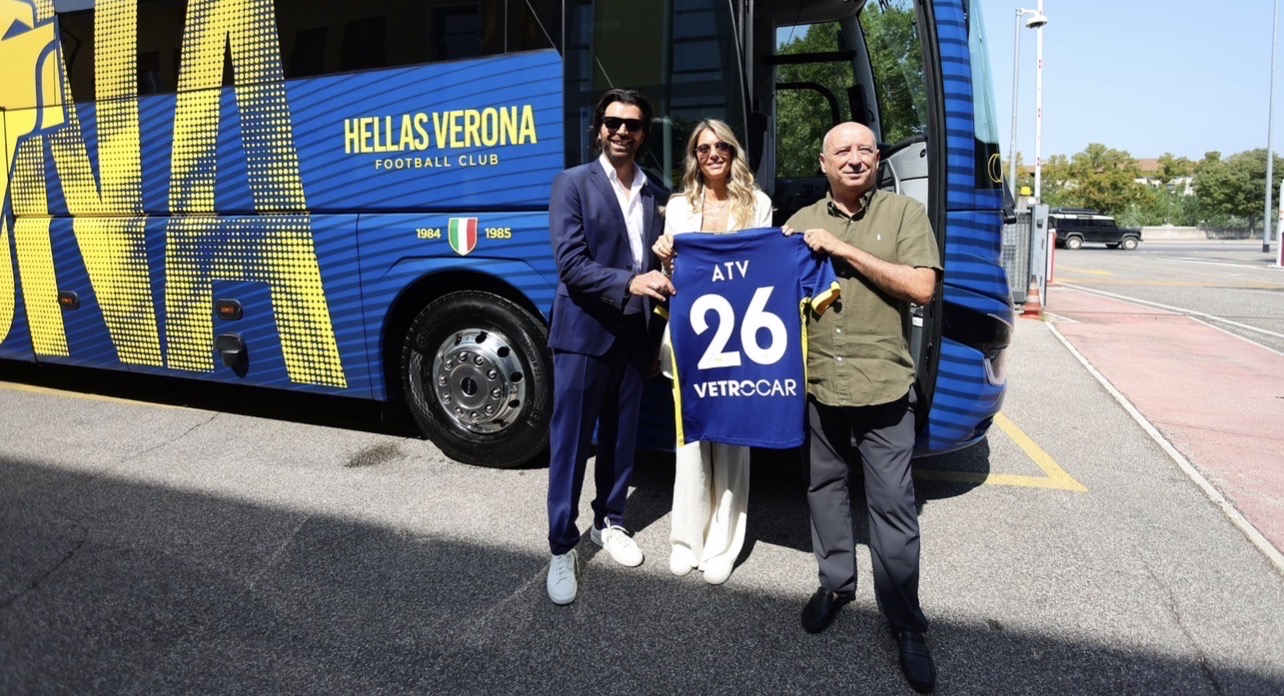 Presentato il nuovo pullman dell'Hellas Verona realizzato in collaborazione con ATV