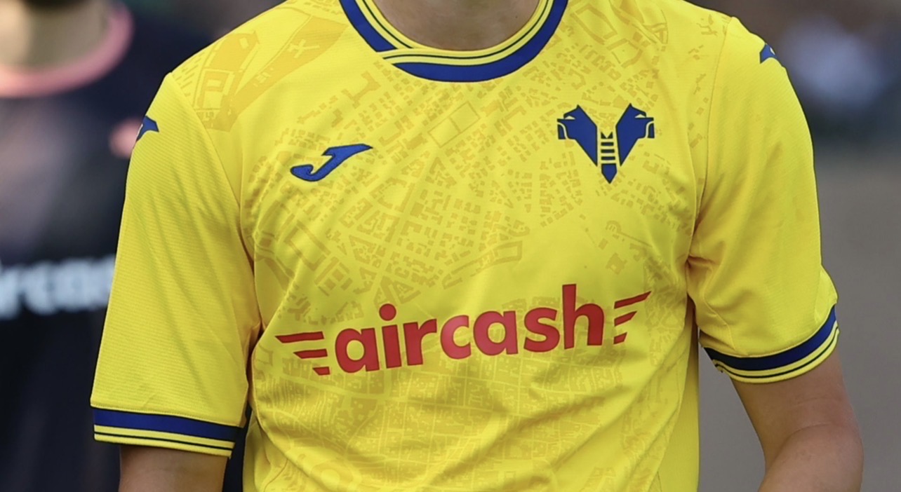 Padova-Hellas Verona, all’asta le maglie dei gialloblù a sostegno di Caritas Diocesana Veronese
