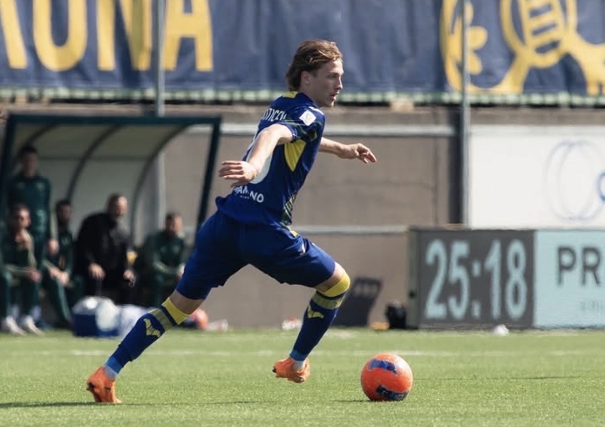 UFFICIALE. Hellas Verona, Monticelli a titolo definitivo al Royal Olympic Club Charleroi. Il club gialloblù mantiene il 50% sulla futura rivendita