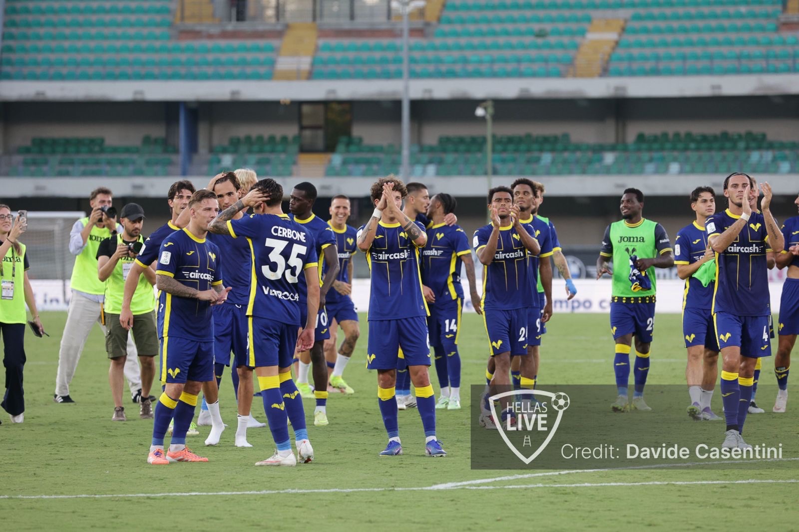 Pagelle gialloblù. Hellas Verona-Arezzo 5-0