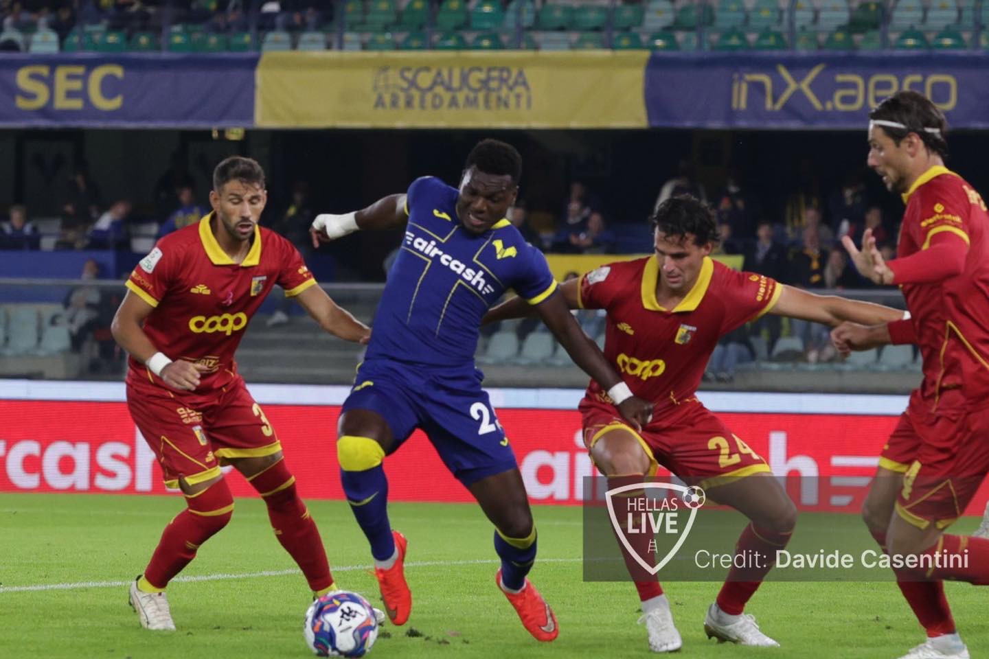 Serie BKT 2026/27. Hellas Verona-Catanzaro 2-1, la doppietta di Mosquera ribalta il risultato al Bentegodi
